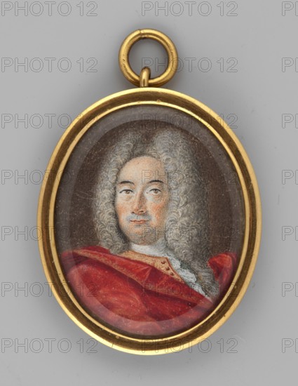 Portrait of a man in a curly wig and a red coat. Shoulder-length portrait, bust 3/4 right, head left. Powdered grey wig parted in the middle; white cravat and jabot; red tailcoat richly embroidered with gold, red coat trimmed with gold embroidery at the collar. Background grey-brown. Miniature, gilt bronze frame, 1700–1730. Height 3.1 cm, width 2.5 cm. Unknown artist. Categories: portraits, men's portraits, costumes, hairstyles, foreign miniatures, provenance., An oval gold-framed pendant with a round suspension ring at the top contains a painted portrait of a person with light gray, tightly curled hair and a light skin tone. The figure wears a deep red garment draped across the shoulders and a hint of white lace or ruffled fabric at the neck. The portrait background is a muted dark brown, and the pendant frame and ring are a warm yellow gold. The overall surrounding area outside the pendant is a neutral light gray.