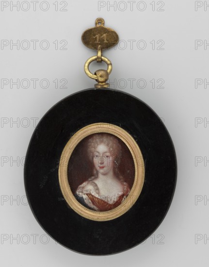 Magdalena Sibylla von Hessen-Darmstadt 1652–1712, daughter of Louis VI, wife of Duke Wilhelm Louis of Württemberg; unknown artist. Bust-length portrait miniature, 1690, Germany. Subject: rulers, young woman. Materials/format: miniature, oval gilt bronze frame set in a flat, oval wooden frame polished to ebony. Dimensions: height 3.3 cm, width 2.8 cm. Description: in the bust, flaxen wig, blue eyes; red dress with a gold pattern, white lace at the bodice; sapphire cloak with ermine on the right shoulder; background brown. Style/features: shoulder-length portrait, hairstyle hair pinned up high, portrait of woman facing left; dresses with a neckline and a monarch’s mantle; foreign miniature., An oval pendant with a glossy black outer surface and a circular gold-colored inner frame surrounding a miniature painted portrait of a woman; the woman has pale skin, light curly hair, and is shown wearing a dress with white lace and warm reddish-brown fabric, set against a dark brown background; a ...