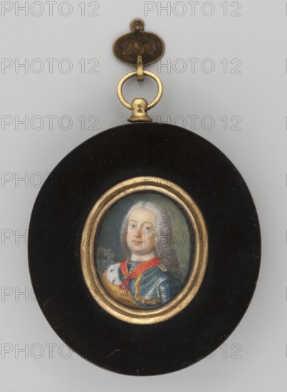 Francis I of Lorraine, son of Leopold I and Elizabeth of Orleans 1708–1765, unknown author, costumes royal cloak, soldiers commander, cuirass, rulers, men, portraits shoulder-length, orders, hairstyles powdered wig, foreign miniatures, Hesse Germany, Hessen und bei Rhein, Ernst Ludwig Grossherzog ; 1868–1937, 1730, Austria, miniature, height 3.7 cm, width 3.1 cm, An oval pendant with a glossy black outer surface and a gold-colored rim surrounds a small painted portrait of a person with pale skin and light gray curly hair, wearing a blue garment with gold trim and a red accessory at the neck; the pendant is topped by a gold-colored loop and ring attached to a small oval gold-colored tag, all set against a light gray background.
