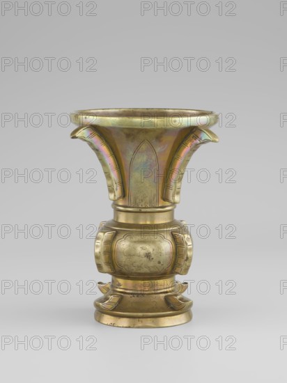 Gu-type vase, vase with a shape inspired by the cult vessel gu with four convex, interrupted strips. Decoration: on the belly in oval reserves stylized peonies on a grained background. Porcelain, Qing dynasty 1644–1911, 19th century, China. Ceremonial/ritual vessel. Height 16 cm, diameter 12.2 cm. Chinese art., A brass-colored metal vessel with an iridescent sheen showing green, purple, and pink highlights, shaped with a flared top and a rounded midsection on a stepped base, decorated with raised ridges and carved panel-like motifs, and showing patina and surface wear.
