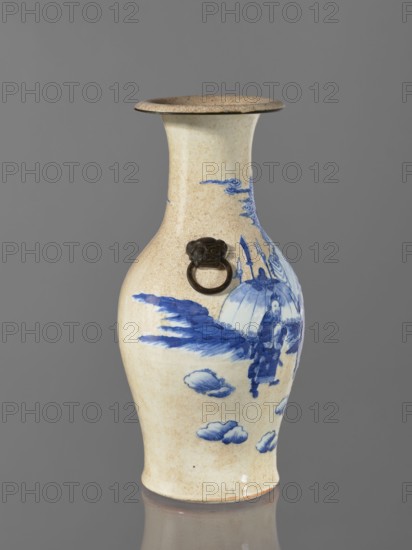 Vase, Chinese, 19th century, blue-and-white porcelain with cracklework decoration; ovoid vessel tapering toward the bottom, height 53 cm; figurative scenes and landscape motifs; vase from a pair; vessel., A ceramic vase with a flared rim and a narrow neck widening to a rounded body, showing a crackled beige glaze overall and blue painted decorative motifs; a dark metal ring handle attached to a sculpted mounting is visible on the upper body; blue painted cloud-like shapes and a scene including a figure and parasol appear on one side; colors visible include beige, blue, dark brown, and gray.