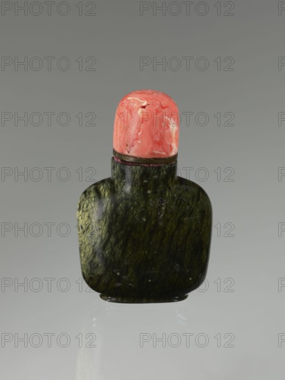 Snuffbox with spoon, Chinese, Qing dynasty 1644–1911, 19th century; moon bottle carved from rhodochrosite plug stone; vessel; height 7.1 cm, width 4.6 cm, depth 2.6 cm., A small rounded bottle with a dark green mottled body sits against a neutral gray background, topped by a bulbous cap in swirling coral pink and pale cream tones; the bottle has a glossy surface with lighter green veining and a few small reflective spots, and there is a thin darker band at the neck where the cap meets the body.
