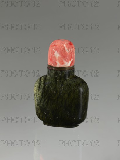 Snuffbox with spoon, 19th century China, Qing dynasty 1644–1911. Moon bottle carved from rhodochrosite plug stone; vessel with spoon. Height 7.1 cm, width 4.6 cm, depth 2.6 cm. Chinese art., A small rounded bottle with a dark green, mottled surface sits upright against a neutral gray background, topped by a rounded stopper that shows swirled shades of pink, coral, and white; the bottle has a glossy finish with subtle lighter green veining and a narrow darker neck band beneath the stopper, and a soft reflection appears on the surface below.