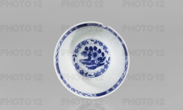 Bowl on a base with a lid, ceramics, rice-pattern geometric ornament with plant motifs, rice porcelain, Chinese, Qing 1644–1911, late 18th century, Floral arrangement in a circle at the bottom, signed, vessel, height 10 cm, A white circular bowl with blue floral and leaf patterns on its inner surface, showing a blue decorative band near the rim and a central blue floral motif, photographed against a light gray background; visible colors include white, blue, and gray.