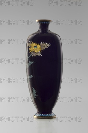 Vase, gift, repossession Krakow. Angular vase one of a pair with rounded edges, on a low round foot and with a short neck slightly flaring at the spout. The bottom of the foot and the edge of the spout are framed in silver-plated copper. Against a uniform dark garnet background with a purple hue, a decoratively yet faithfully depicted tall poppy plant grows from the base to the neck. Stems with alternating elongated, jagged leaves in pale grayish green support large, full corollas of white and light purple flowers with dense yellow stamens and a green pistil; the motif is executed using the yusen technique, with thin silver wires precisely structuring the delicate leaves and petals. The plant stems are accentuated with chocolate brown enamel. The flowers are presented slightly differently in each vase, enhancing naturalness. Around the foot and neck is a border of small geometric semicircle and rhombus motifs in white and two shades of blue, also in yusen technique. Ca. 1900 Meiji peri...