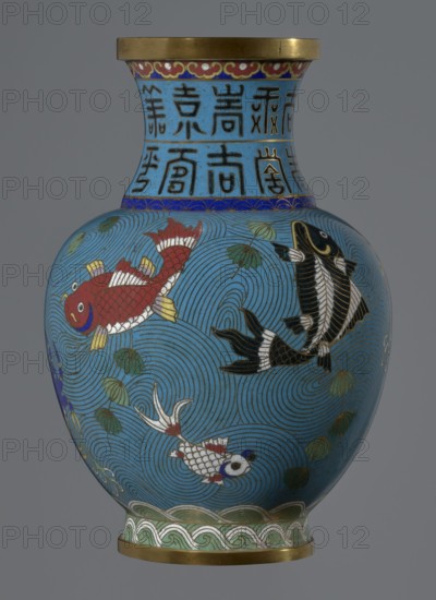 Vase, cloisonné enamel, 19th century China Qing dynasty. Vase on a foot with a neck; decoration of fish and crabs on a turquoise background and an archaizing inscription on the neck. Height 23.5 cm; diameter 9.3 cm. Chinese art; vessels., A rounded vase with a narrow neck and flared rim, mainly covered in a bright blue background with swirling wave patterns, decorated with several stylized fish in red, black, white, and gold, and a few green leaf-like motifs; the neck bears a band of darker blue with vertical decorative elements in black and gold, topped by a narrow border with red and gold patterns beneath a gold-colored rim; the foot has a pale green and white wave pattern above another gold-colored band.