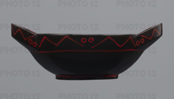 Two-handled bowl, Chinese, Warring States Period 475–221 BCE copy, ritual/ceremonial vessel, copy, geometric ornament, 1st half of the 20th century, China, vessel; height 4.0 cm, width 16.7 cm, depth 12.0 cm., A low, shallow bowl with a glossy black surface decorated with a few thin red lines and simple red zigzag and circular motifs along the rim, shown against a smooth light gray background.