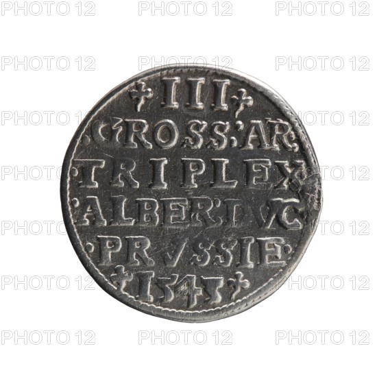 Obverse: Male bust in armour in profile turned to the right; short hair, long beard with sideburns. In the rim an inscription beginning with a trefoil: ALBER DG MAR BRAN DVX PRVS. Pearl border, plant motifs between the words. Reverse: In the pearl border an inscription in six lines: -III-/.GROSS:AR:/.TRIPLEX./.ALBER:DVC./.PRVSSIE./-I543-. The denomination and date are between the trefoil marks. Maker/Attribution: trojak, Decjusz, Jost Ludwik fl. 1528–1535 co-creator; Schilling, Maciej mint master / publisher; Szymonski, Jan 1887–1954. Date: 1543. Place/type: Ducal Prussia 1525–1701, Königsberg. Object: coin; diameter 21.5 mm; weight 2.55 g; axis 270°.