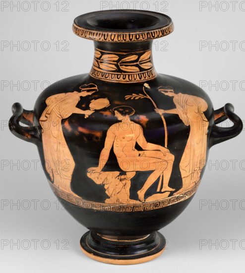 Red-figure hydria, Amycus Painter (c. 420–410 BC), Greek pottery; hydria on a high, profiled foot. The belly widens evenly to broad, slightly sloping shoulders and a neck terminating in a wide, profiled rim. The neck is decorated with an ovoid at the base and a band of leaves above; the ovoid also surrounds the rim edge. The figurative scene on the belly and shoulders, above a meander band, shows a naked youth seated on a rock at the center. A man in profile turns back, leaning on a rock with his right hand and resting his left on his left knee; the youth’s figure is slender with defined musculature. The ephebe is flanked by two female figures in lavish robes: the woman at his left holds a mirror reflecting the youth, the woman opposite holds a long branch topped with leaves in her right hand. Both females hold their left hands near the hip and lean slightly toward the ephebe. Dated 420–400 BC (previously 420–410 BC), Lucania; hydria; weight 2.056 kg.