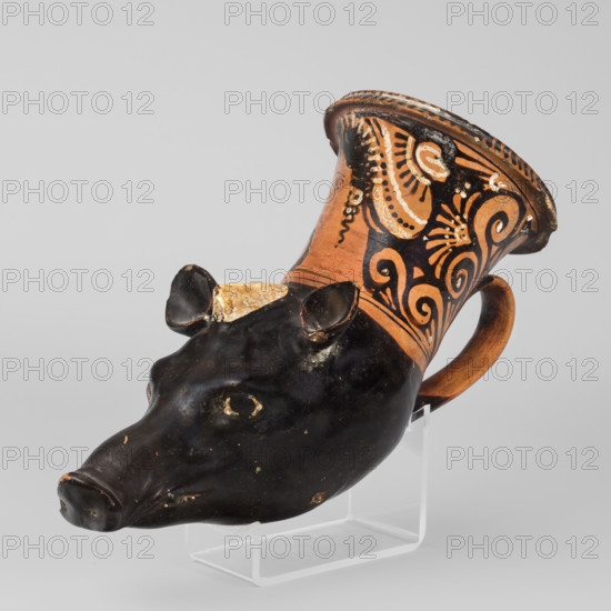 Red-figure rhyton in the shape of a boar's head, Stoke-on-Trent Group (c. 300 BC), boar (iconographic), southern Italic pottery; in the shape of a boar's head with a woman's head on the neck from the Stoke-on-Trent Group, 2nd half of the 4th century BC (dating before the 2019 revision: 330–310 BC), Apulia; vessel, rhyton; height 12.2 cm, width 22.5 cm, depth 10 cm, weight 0.42 kg