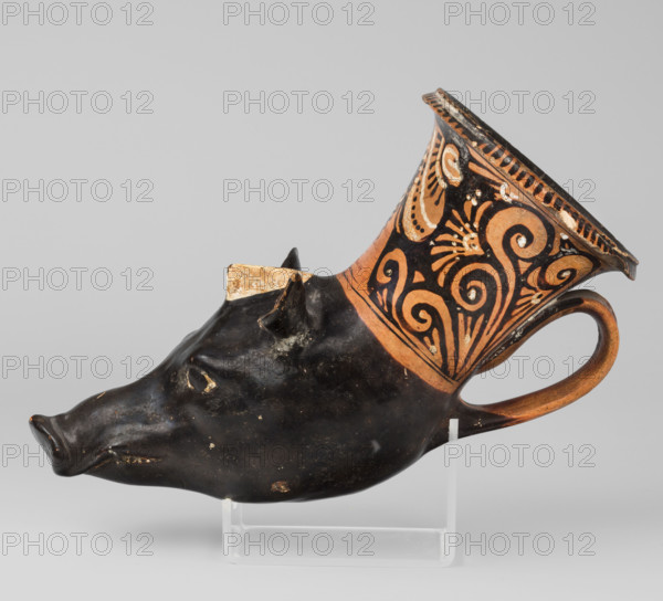 Red-figure rhyton in the shape of a boar's head, Stoke-on-Trent Group (c. 300 BC), boar (iconographic), southern Italic pottery; in the shape of a boar's head with a woman's head on the neck from the Stoke-on-Trent Group, 2nd half of the 4th century BC (dating before the 2019 revision: 330–310 BC), Apulia; vessel, rhyton; height 12.2 cm, width 22.5 cm, depth 10 cm, weight 0.42 kg.