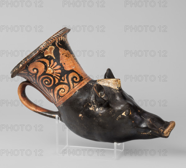 Red-figure rhyton in the shape of a boar's head, Stoke-on-Trent Group (c. 300 BC), boar (iconographic), southern Italic pottery; in the shape of a boar's head with a woman's head on the neck from the Stoke-on-Trent Group, 2nd half of the 4th century BC (dating before the 2019 revision: 330–310 BC), Apulia; vessel, rhyton; height 12.2 cm, width 22.5 cm, depth 10 cm, weight 0.42 kg.