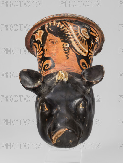 Red-figure rhyton in the shape of a boar's head, Stoke-on-Trent Group (c. 300 BC), boar (iconographic), southern Italic pottery; in the shape of a boar's head with a woman's head on the neck from the Stoke-on-Trent Group, 2nd half of the 4th century BC (dating before the 2019 revision: 330–310 BC), Apulia; vessel (rhyton); height 12.2 cm, width 22.5 cm, depth 10 cm, weight 0.42 kg.