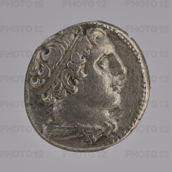 didrachma, Hercules (mythology), head of Hercules, she-wolves, club (attribute), lion's skin (attribute), twins, she-wolf nursing twins (mythology), obv. Head of young Hercules in the right with a club and a lion's skin on the shoulder. Pearl border. Rev. She-wolf nursing twins in the right; under the line the inscription ROMANO. 269 - 266 BC, Roman Republic (505-27 BC), Rome, coin, diameter 19.0 mm, weight 6.95 g, axis 315 degrees