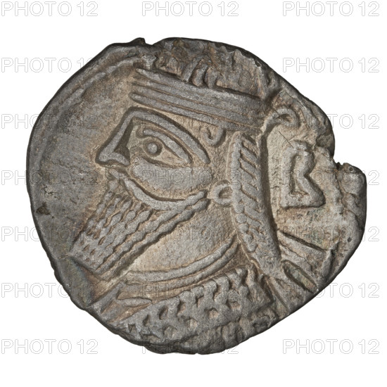 Tetradrachm of Vologases IV (Parthian king, reign 147–191). Obverse: diademed head of Vologases III facing left, right B. Reverse: Vologases III seated on a throne facing left, before him the goddess Tyche standing right with a wreath; date marked at the top. Parthian Kingdom, Seleucia on the Tigris (Iran). Coin; diameter 26.5–27.5 mm, weight 13.40 g.