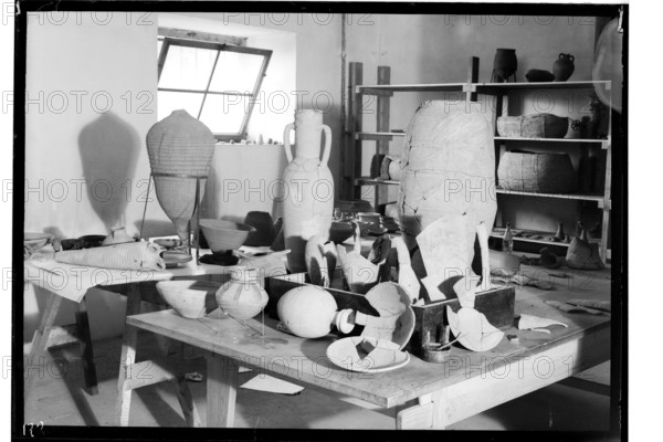 Clay vessels from excavations in Edfu and Deir-el-Medineh obtained during the Polish-French archaeological campaign in 1937, conducted by Prof. Kazimierz Michalowski and Prof. Jerzy Manteuffel; photographer: Zofia Kruze-Tomaszewska (1909–2003), glass negative; Ancient Egypt, excavation objects, archaeological excavations, vessels, ancient ceramics, conservation of monuments; Edfu (Egypt), Deir el-Medineh; 07–09.1937; photograph (negative), height 13 cm, width 18 cm.