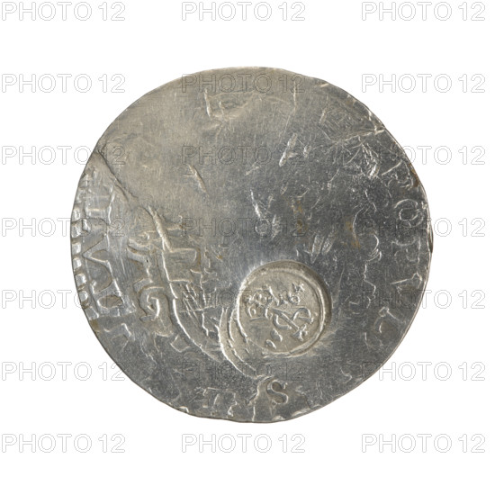 Lithuanian half thaler forgery (mezzo ducato with false countersignature), Sigismund II Augustus (King of Poland; 1544–1572) [for the original countersignature], Philip II Habsburg (King of Naples and Sicily; 1554–1598) [for mezzo ducato]; Giovanni Battista Ravaschiero (fl. 1525–1560), publisher [for mezzo ducato]. Habsburgs (family), Jagiellons (dynasty). Features: coats of arms; royal male bust; countermarks/countersignatures; forgeries; Polish counterfeit coin. Obverse: male bust in armour turned right, rim inscription P. ANG. FR. EAP. PRI. HIS.; left in field the mintmaster's tied monogram IBR Rw. Crowned oval multi-field coat of arms with rim inscription POPVL S TAT. Reverse: countersignature of King Sigismund Augustus — tied monogram SA in border under crown dividing the year 15–64. Dating: after 1554/19th century. Places associated: Grand Duchy of Lithuania (for the countersignature), Vilnius (for the countersignature), Kingdom of Naples/ Naples (for the mezzo ducato), Poland.