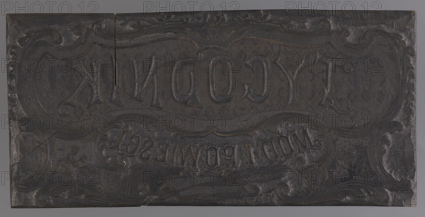 Vignette 'Tygodnik Mód i Powiesci', Rózanski, M. (fl. 1882–1889), graphic artist; Zamarajew, Wlodzimierz (1864–post 1897), draughtsman; press illustrations for the socio-cultural women's magazine 'Tygodnik Mód i Powiesci' (published from 1873; earlier titles from ca. 1860 and 1871); subject: tailors, readership; style: rocaille, neo-baroque; notes: in the 1891 yearbook a headpiece appears with a different signature 'Wl.Z.' and without Rózanski's monogram — a slightly simplified drawing, possibly a different block or cut by someone else; yearbook from 1901 printed headpiece shows grayish Art Nouveau flowers; date: 1890; place: Warsaw; medium: graphic plate; dimensions: height 11.5 cm, width 23.9 cm, thickness 2.3 cm.