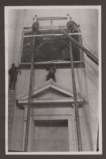 'Hanging Pictures in the Cathedral', photographer Edmund and Boleslawa Zdanowscy, cathedral (Vilnius), before 1939, photograph, photographic print: height 13.0 cm, width 8.5 cm, album page: height 16.4 cm, width 24.5 cm.