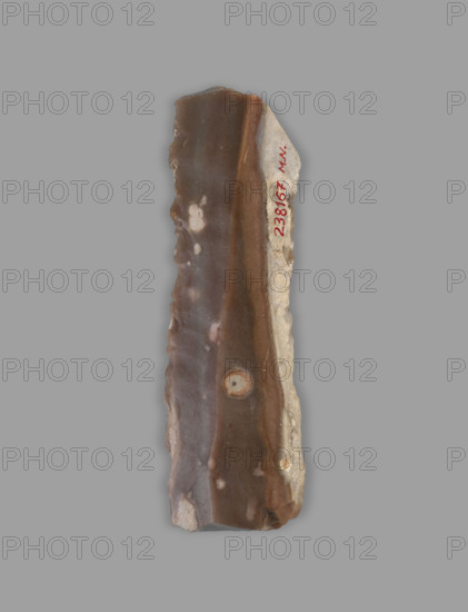 Knife, northern Mesopotamian workshop, knives (flint), bladed weapon; long flint blade with a triangular cross-section, retouched along both long edges; blades show visible polishes resulting from tool use. 2nd half of the 3rd millennium BC; Early Jazira III period (Early Dynastic period; c. 2600–c. 2350 BC). Northern Mesopotamia (Khabur Basin), Tell Jassa el Gharbi (Northeastern Syria). Tool; weight 50 g.