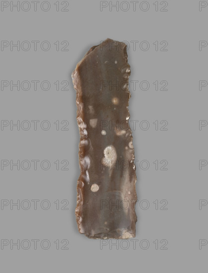 Knife, northern Mesopotamian workshop, long flint blade with a triangular cross-section, retouched along both long edges; blades show visible polishes resulting from tool use. 2nd half of the 3rd millennium BC; Early Jazira III period (Early Dynastic period; c. 2600–c. 2350 BC). Northern Mesopotamia (Khabur Basin), Tell Jassa el Gharbi (Northeastern Syria). Flint knife, bladed weapon/tool, weight 50 g.