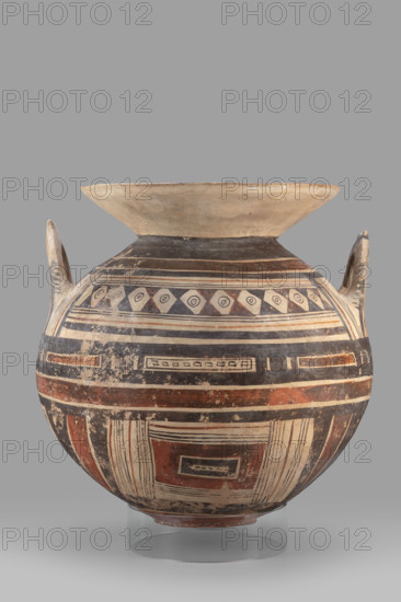 Stamnos, globular vessel with a small flattened bottom and a widely flared high rim; in the upper part of the belly, flat vertically positioned handles; geometric motifs; Southern Italic pottery; Daunia; 6th century BC (dating before 2019 revision: 550–500 BC); weight 3.322 kg.