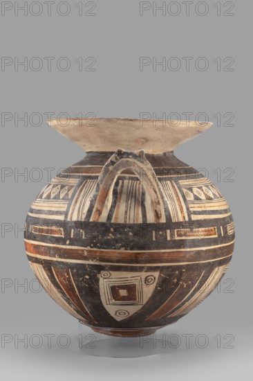 Stamnos; geometric motifs; Southern Italic pottery; globular vessel with a small flattened bottom and a widely flared high rim; in the upper part of the belly, flat vertically positioned vices; 6th century BC (dating before the 2019 revision: 550–500 BC); Daunia; vessel; stamnos; weight 3.322 kg