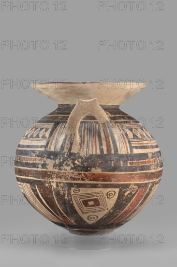Stamnos; geometric motifs; Southern Italic pottery; Globular vessel with a small, flattened bottom and a widely flared, high rim; In the upper part of the belly, flat, vertically positioned vices; 6th century BC (dating before the 2019 revision: 550–500 BC); Daunia; vessel; stamnos; weight 3.322 kg