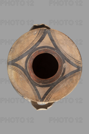 Stamnos, globular vessel with a small flattened bottom and a widely flared high rim; upper part of the belly with flat vertically positioned vices; Southern Italic pottery, Daunia; geometric motifs; 6th century BC (dating before 2019 revision: 550–500 BC); weight 3.322 kg; function: vessel (stamnos).