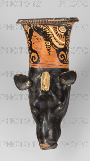 Red-figure rhyton in the shape of a boar's head, Stoke-on-Trent Group (c. 300 BC), boar (iconographic), southern Italic pottery; in the shape of a boar's head with a woman's head on the neck from the Stoke-on-Trent Group, 2nd half of the 4th century BC (dating before the 2019 revision: 330–310 BC), Apulia; vessel, rhyton; height 12.2 cm, width 22.5 cm, depth 10 cm, weight 0.42 kg
