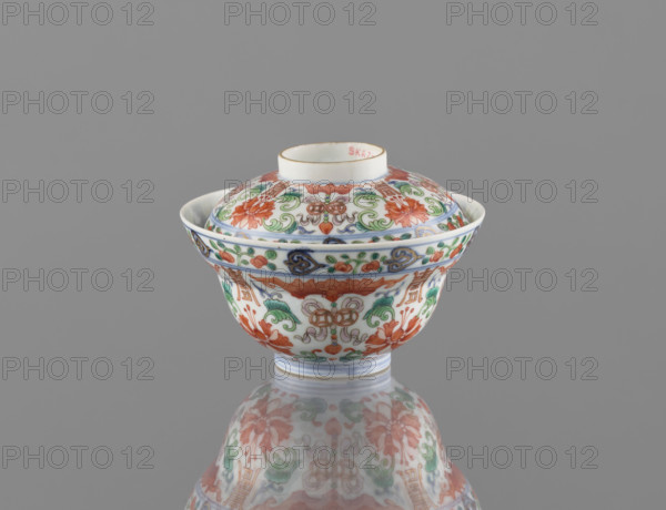 Bowl with a lid; maker: Ignacy Jan Paderewski (1860–1941); Chinese, Qing dynasty (1644–1911), Qianlong period/style (1736–1795); ceramics, colored porcelain; decoration: bats, longevity shou character, lotus tendrils, lotuses, peaches; function: vessel; date: 1736–1795; dimensions: height 9 cm, diameter 10.7 cm.