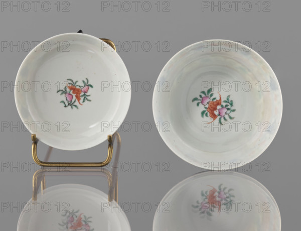 Bowl with lid; Chinese colored porcelain; Qing dynasty (Qianlong period, 1736–1795), Qing style; decoration: bats, longevity shou character, lotus tendrils, lotuses, peaches; vessel height 9 cm, diameter 10.7 cm; maker: Ignacy Jan Paderewski (1860–1941) mentioned (inscription/association).