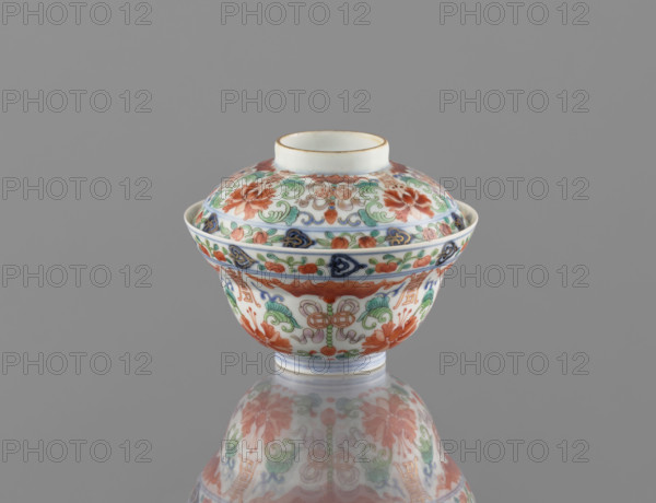Bowl with lid; Chinese colored porcelain; Qing dynasty, Qianlong period/style (1736–1795); decorated with bats, longevity shou, lotus tendrils, lotuses, and peaches; vessel height 9 cm, diameter 10.7 cm; 1736–1795; maker: Ignacy Jan Paderewski (1860–1941)