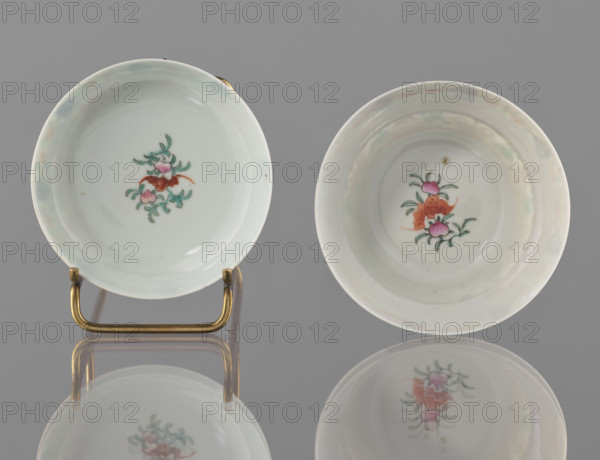 Bowl with a lid; Chinese colored porcelain, Qing dynasty (Qianlong period, 1736–1795), decorated with bats, longevity shou, lotus tendril ornament, lotuses, and peaches; vessel; height 9 cm, diameter 10.7 cm.