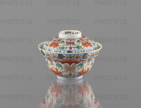 Bowl with a lid; porcelain, colored; decorated with bats, longevity shou, lotus tendril ornament, lotuses, and peaches; Qing dynasty, Qianlong period/style, 1736–1795; China; height 9 cm, diameter 10.7 cm; maker: Ignacy Jan Paderewski (1860–1941).