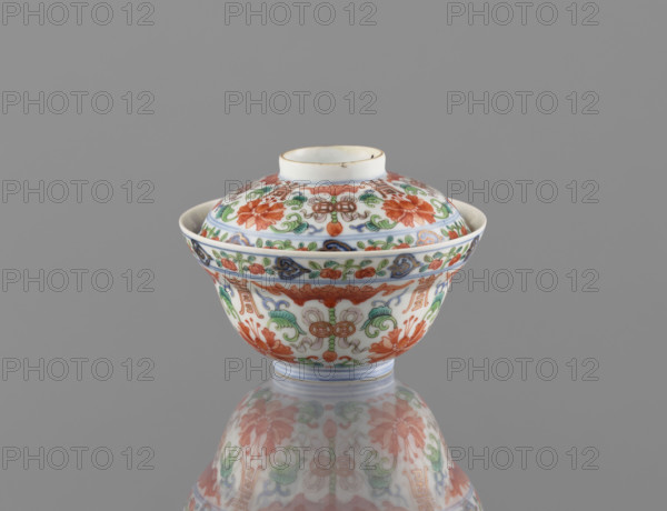 Bowl with a lid. Chinese, Qing dynasty (Qianlong period, 1736–1795), colored porcelain. Decorated with bats, longevity shou, lotus tendril ornament, lotuses, and peaches. Vessel height 9 cm, diameter 10.7 cm. Maker/inscription: Paderewski, Ignacy Jan (1860–1941).