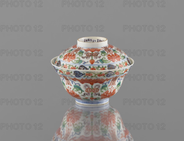 Bowl with a lid; Chinese colored porcelain, Qing dynasty (Qianlong period, 1736–1795), decorated with bats, longevity shou, lotus tendril ornament, lotuses, and peaches; vessel; height 9 cm, diameter 10.7 cm.