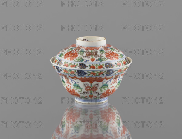 Bowl with a lid. Maker: attributed to Ignacy Jan Paderewski (1860–1941). Chinese, Qing dynasty (1644–1911), Qianlong period/style (1736–1795). Material: colored porcelain (ceramics). Decoration: bats, longevity shou, lotus tendril ornament, lotuses, peaches. Date: 1736–1795. Function: vessel. Dimensions: height 9 cm; diameter 10.7 cm.
