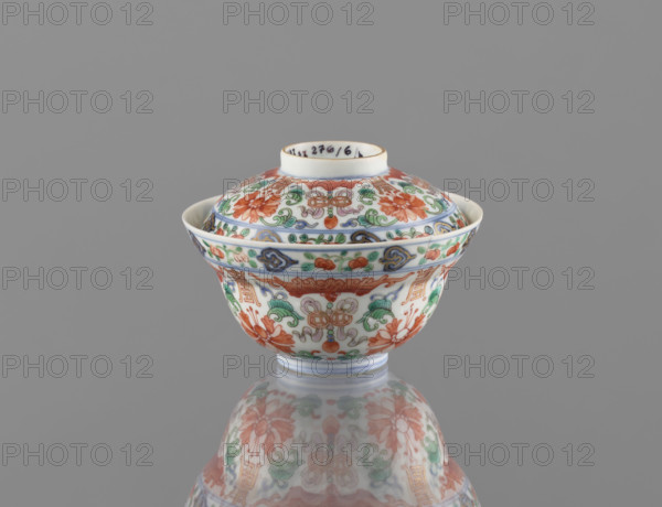 Bowl with lid, Chinese porcelain, Qing dynasty (Qianlong period or Qianlong style), decorated with bats, longevity shou, lotus tendril ornament, peaches and lotuses; colored (enamel) porcelain; dated 1736–1795; vessel; height 9 cm, diameter 10.7 cm; maker/inscription: Ignacy Jan Paderewski (1860–1941)