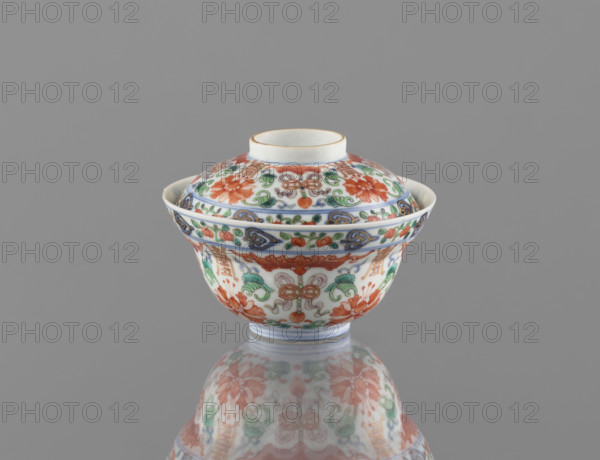 Bowl with a lid; Chinese colored porcelain, Qing dynasty (Qianlong period style), 1736–1795; decorated with bats, longevity shou, lotus tendril ornament, peaches and lotuses; vessel; height 9 cm, diameter 10.7 cm.
