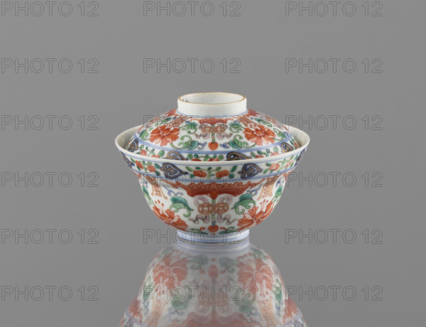 Bowl with a lid; Chinese colored porcelain; Qing dynasty (Qianlong period, 1736–1795); decorated with bats, longevity shou, lotus tendrils, peaches, and lotuses; vessel; height 9 cm, diameter 10.7 cm.