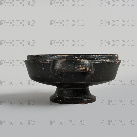 Lekanis, 1st half of the 5th century BC, Greater Greece; vessel; height 8 cm, diameter 10 cm