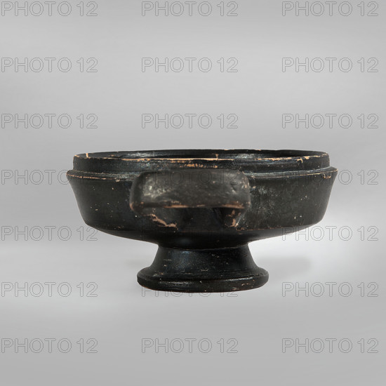 Lekanis, 1st half of the 5th century BC, Greater Greece; vessel; height 8 cm, diameter 10 cm