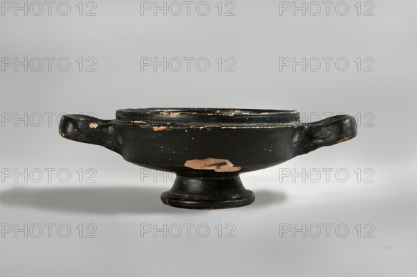 Lekanis, 1st half of the 5th century BC, Greater Greece; vessel; height 8 cm, diameter 10 cm