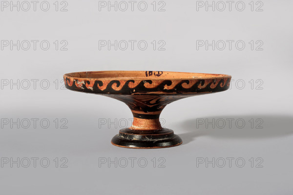 Lekanis lid, author, 1st half of the 5th century BC, Greater Greece; vessel; height 8 cm; diameter 10 cm