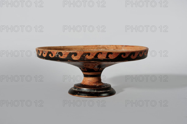 Lekanis lid, attributed author, 1st half of the 5th century BC, Greater Greece; vessel lid, height 8 cm, diameter 10 cm