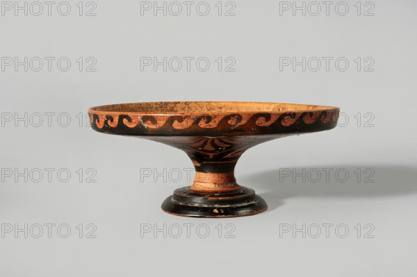 Lekanis lid, author, 1st half of the 5th century BC, Greater Greece, vessel, height 8 cm, diameter 10 cm