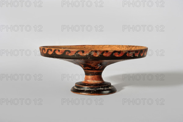 Lekanis lid, attributed to an author, 1st half of the 5th century BC, Greater Greece; vessel lid, height 8 cm, diameter 10 cm