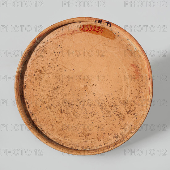 Lekanis lid, attributed to an author, 1st half of the 5th century BC, Greater Greece; vessel; height 8 cm, diameter 10 cm.