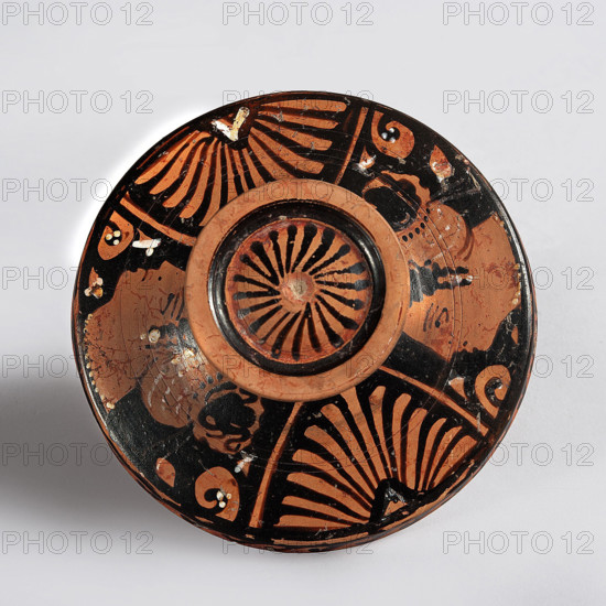 Lekanis lid, attributed to an unknown author, 1st half of the 5th century BC, Greater Greece; vessel lid, height 8 cm, diameter 10 cm